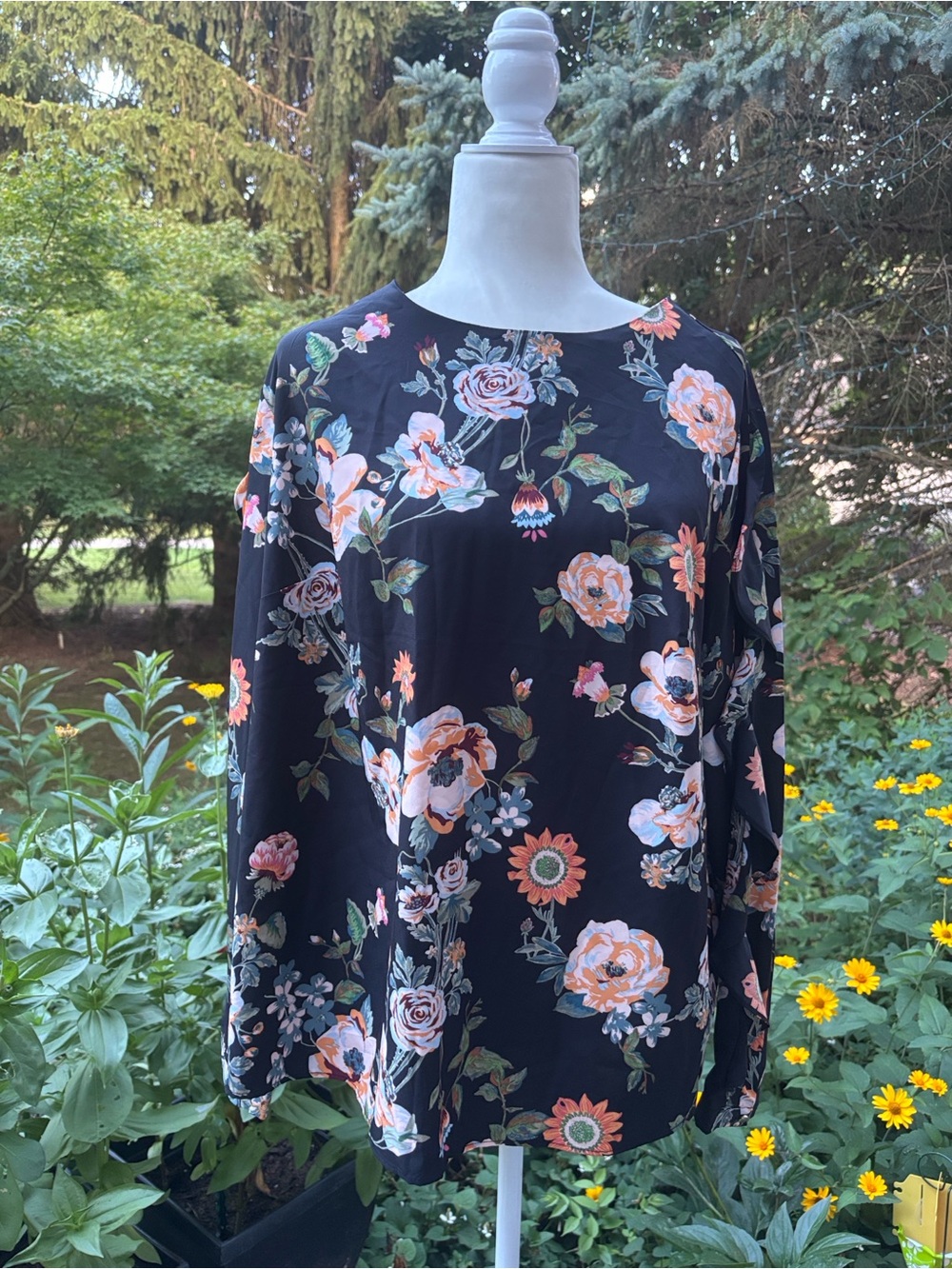 Plus Size 🌟Beautiful 🌼 Floral Long-Sleeve Blouse in Black with Ruffle Sleeves ☀️
